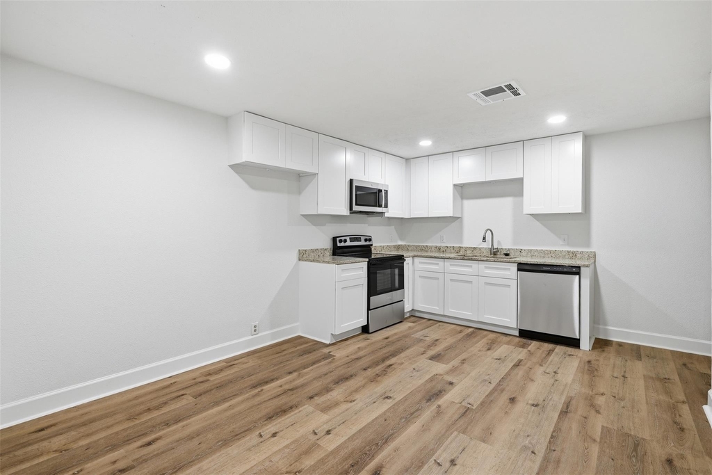 915 W Lewis Street - Photo 13