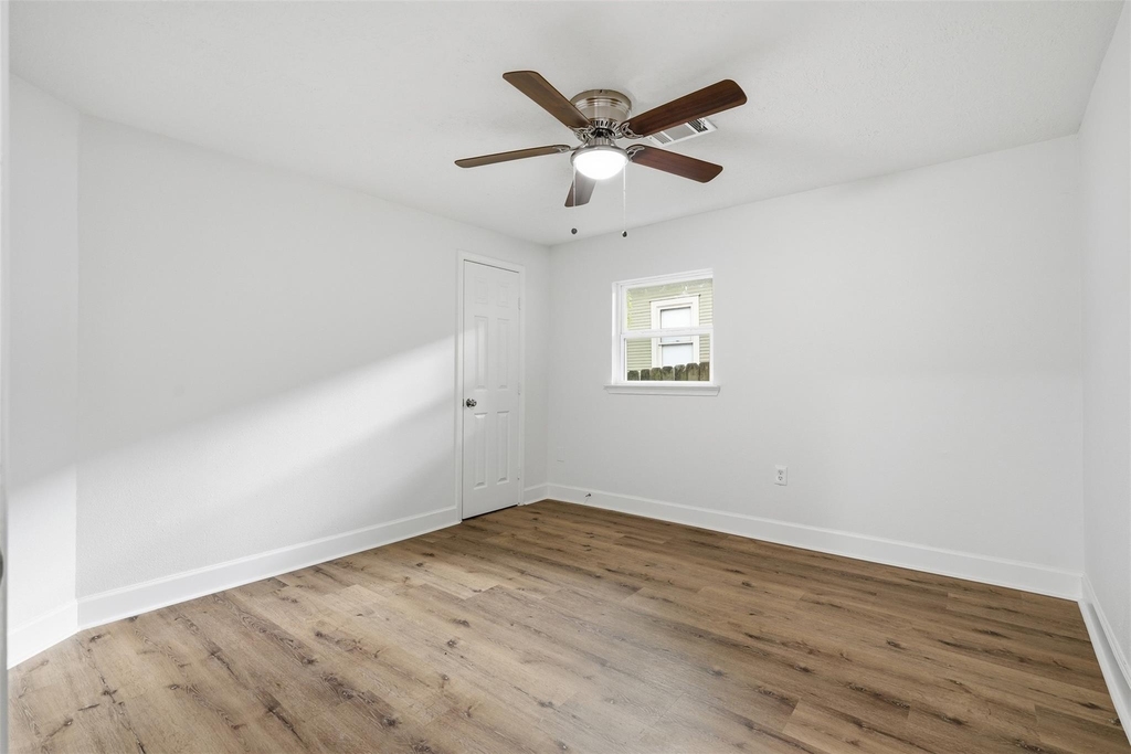 915 W Lewis Street - Photo 16