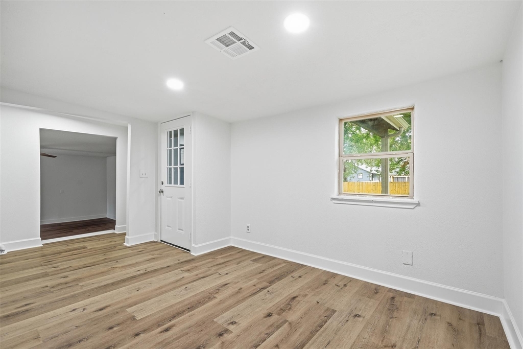 915 W Lewis Street - Photo 18