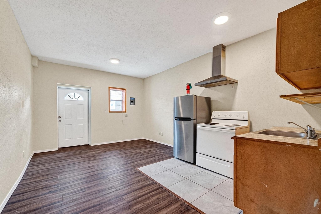 7738 Park Place Boulevard - Photo 3