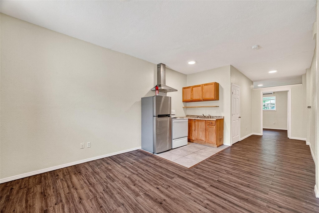 7738 Park Place Boulevard - Photo 2