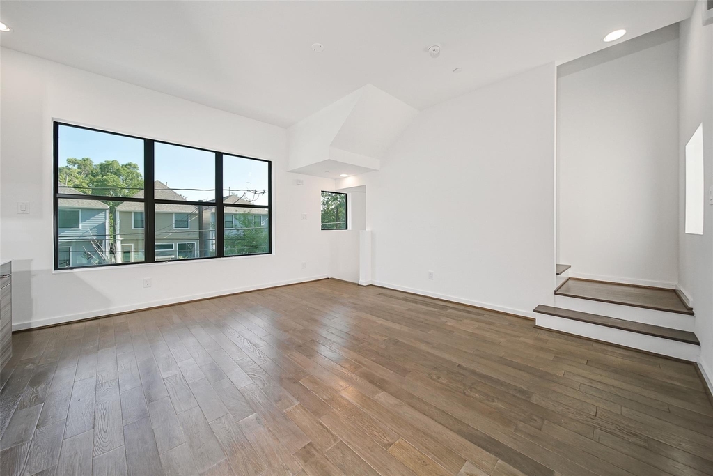 815 W 17th Street - Photo 8