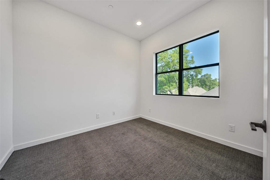 815 W 17th Street - Photo 22