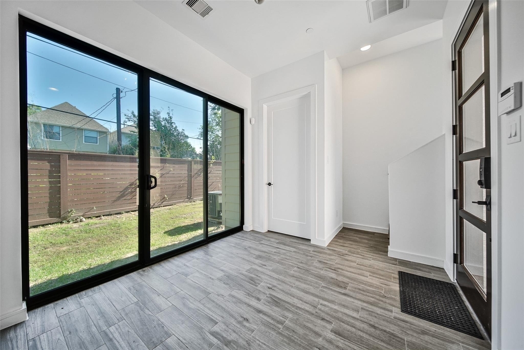 815 W 17th Street - Photo 6