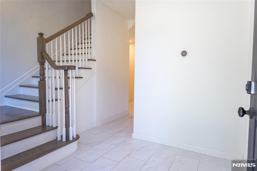 165 Roosevelt - Photo 4