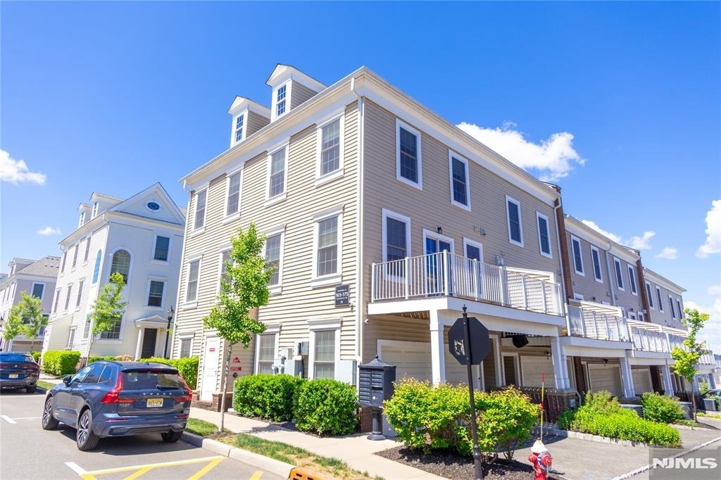 165 Roosevelt - Photo 2
