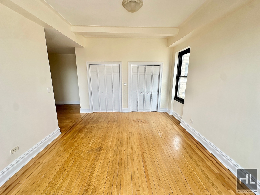 Second Avenue - Photo 2