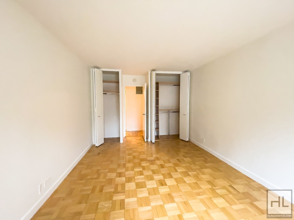 East 49 Street - Photo 2