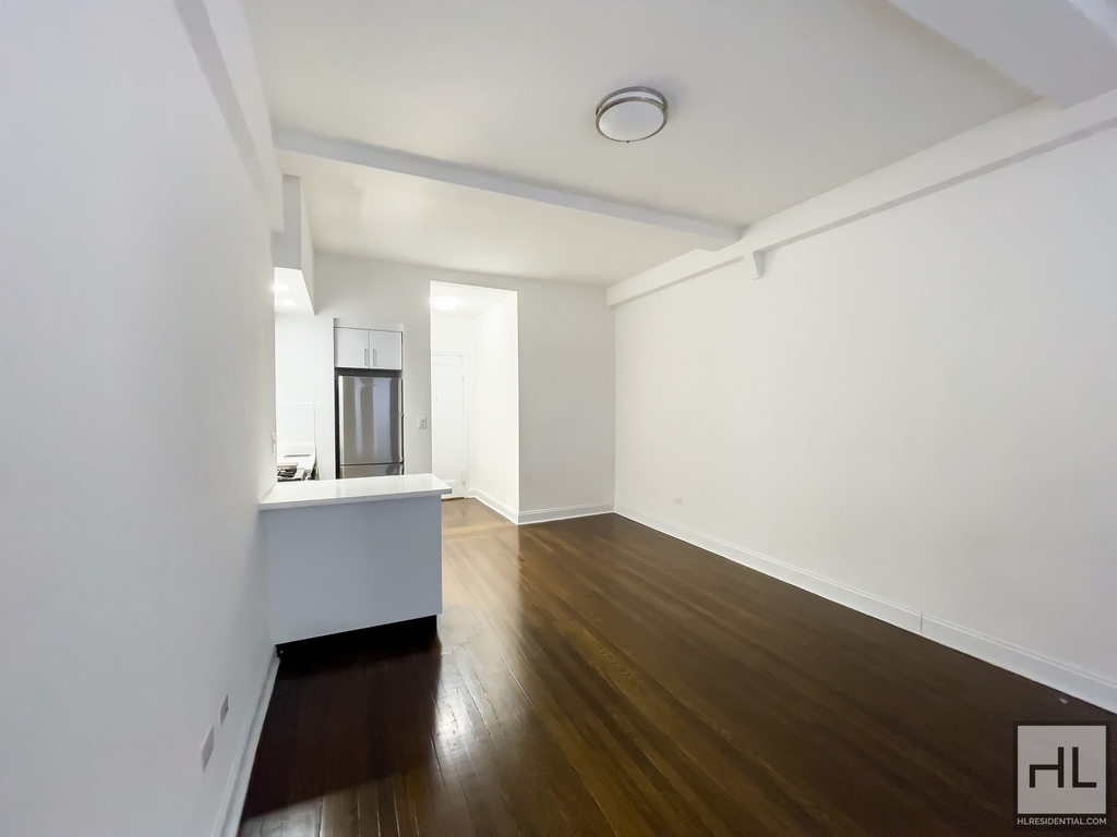 East 46 Street - Photo 1