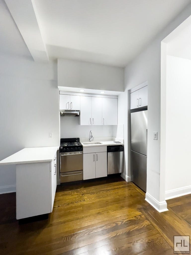 East 46 Street - Photo 2