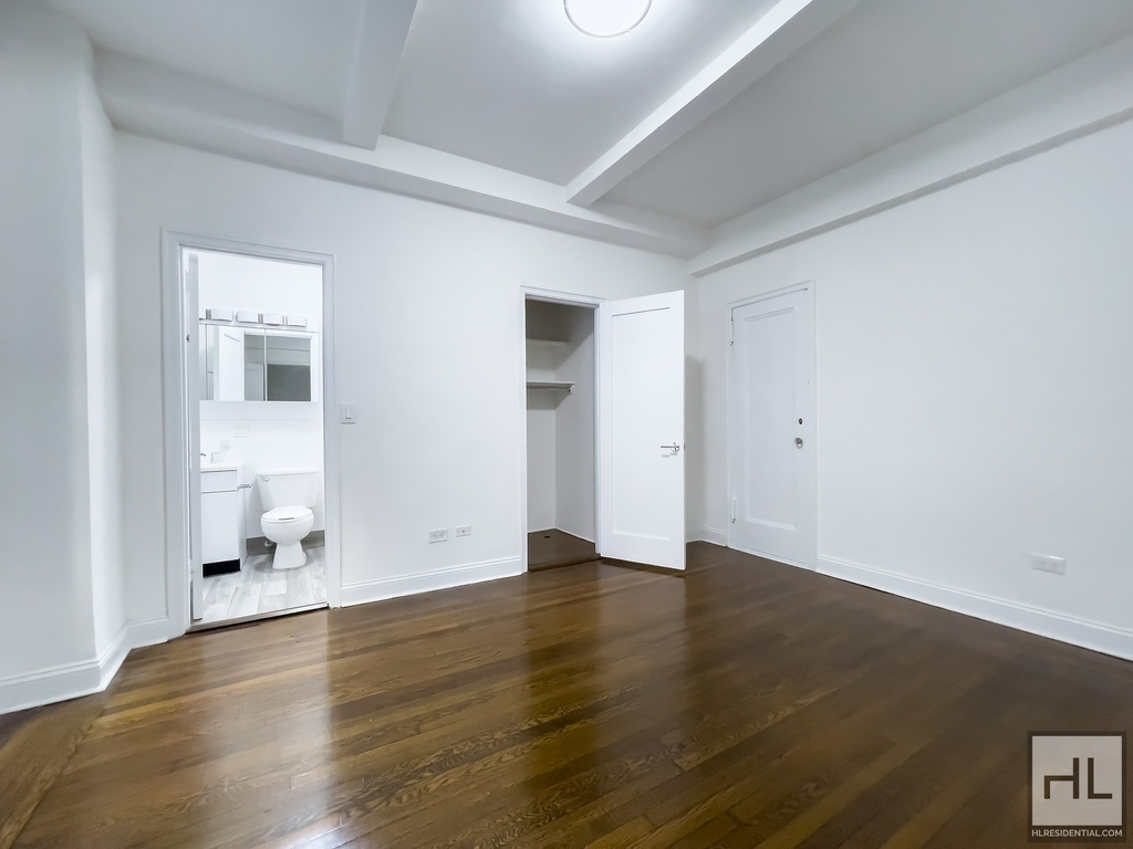 East 46 Street - Photo 3