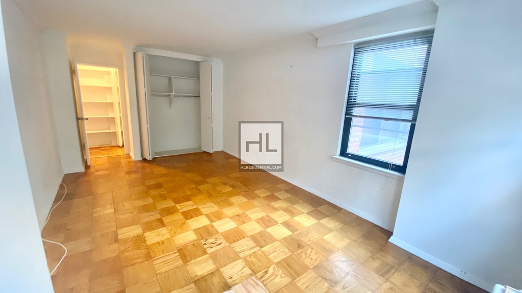 E 82 St - Photo 0