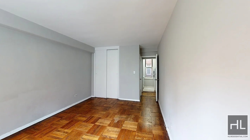 East 58 Street - Photo 0