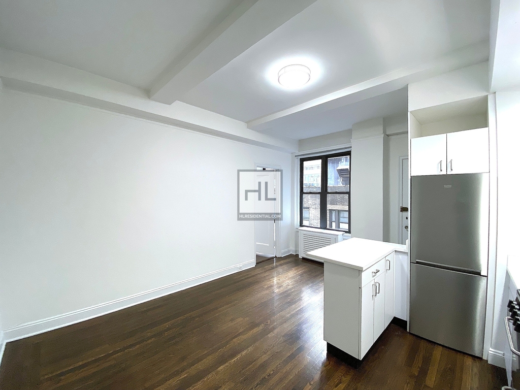 East 46 Street - Photo 1