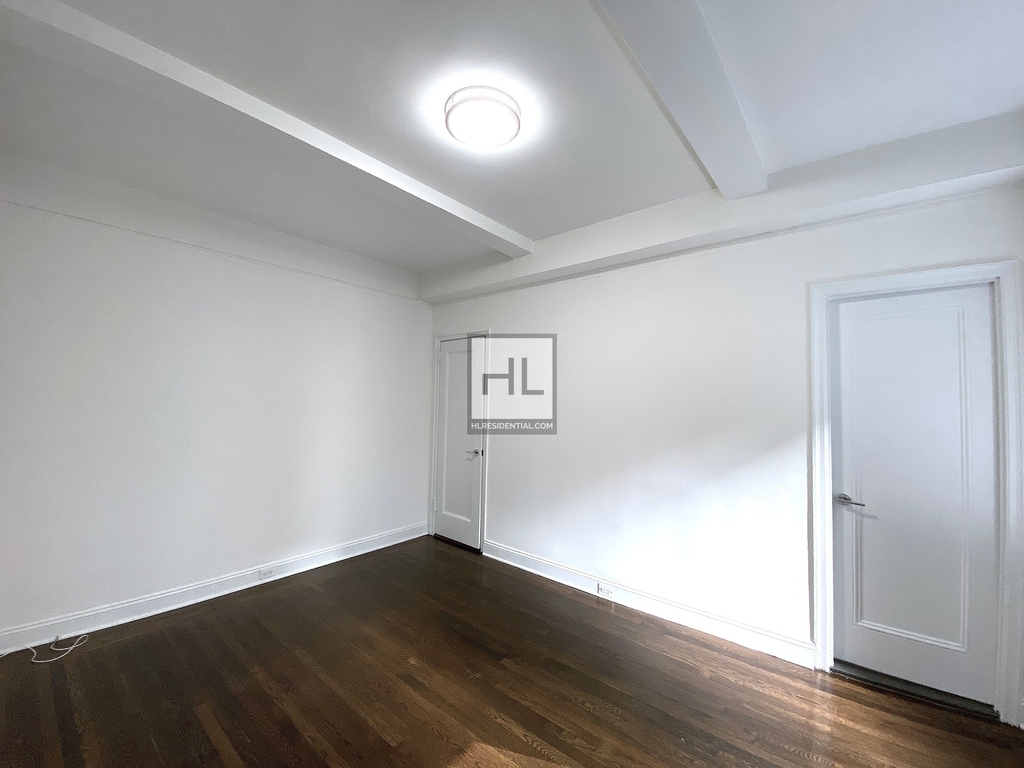 East 46 Street - Photo 2