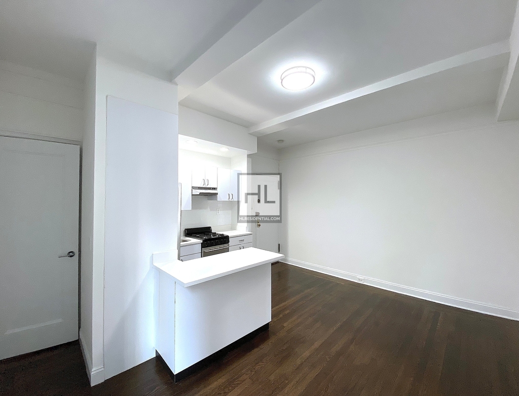 East 46 Street - Photo 0