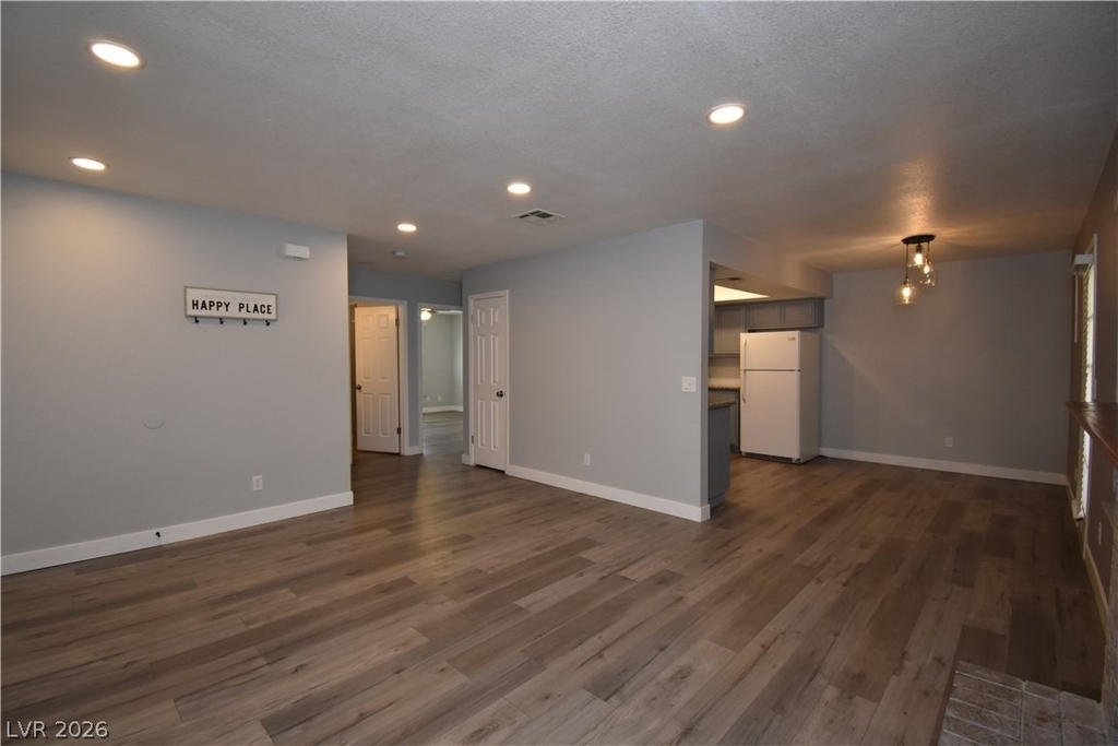 5576 W Rochelle Avenue - Photo 2