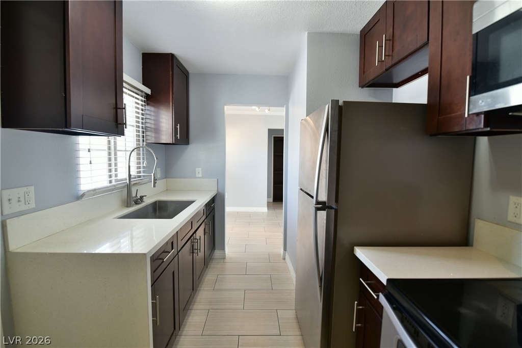 1003 E Clark Avenue - Photo 3