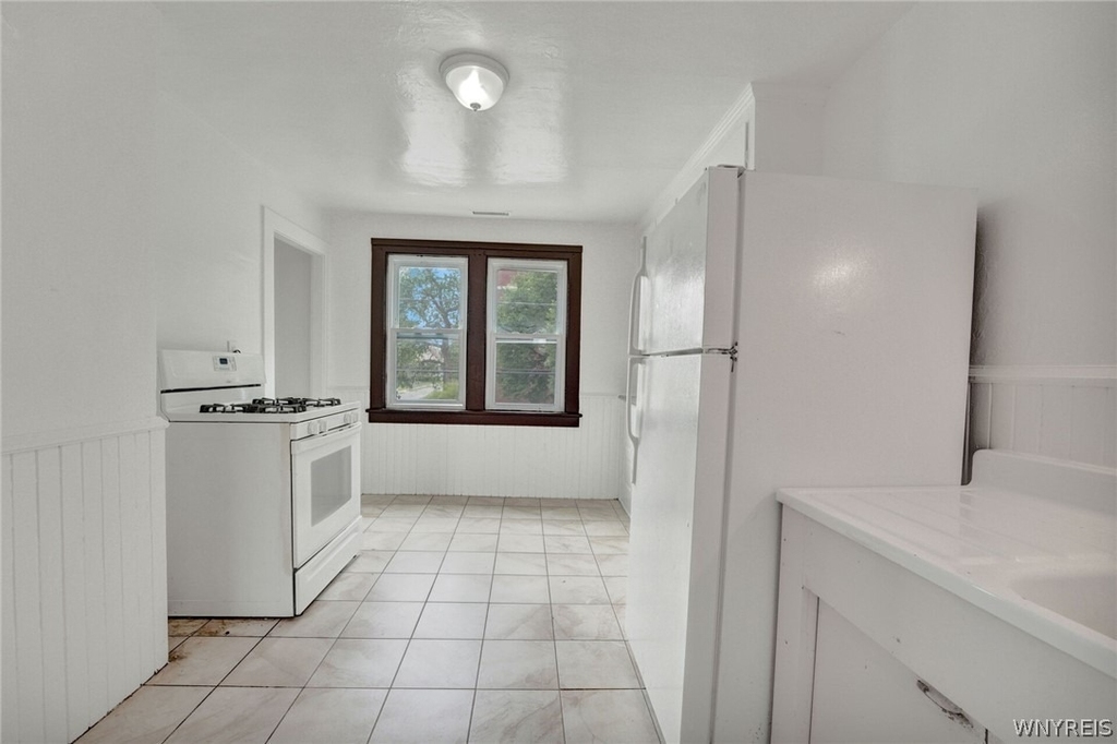 214 Ludington Street - Photo 2