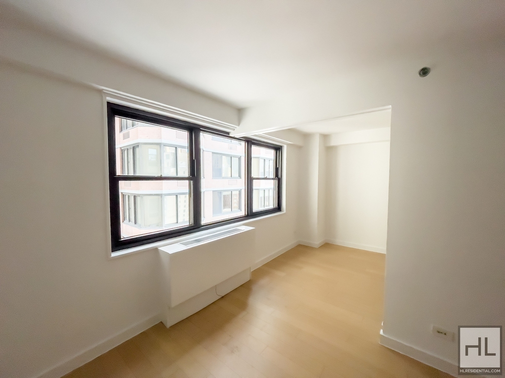 East 39th Street - Photo 2