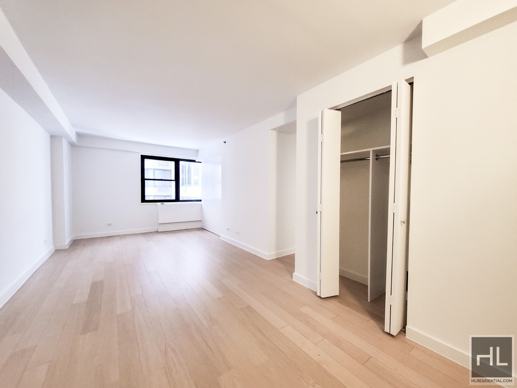 East 39th Street - Photo 0