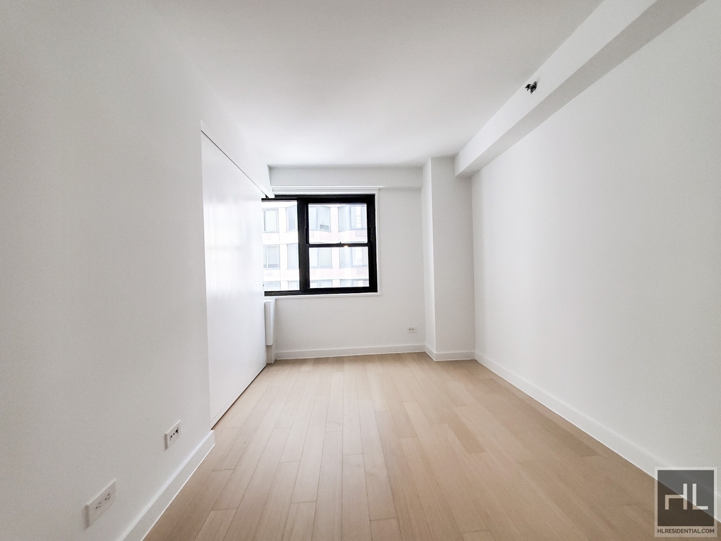 East 39th Street - Photo 4