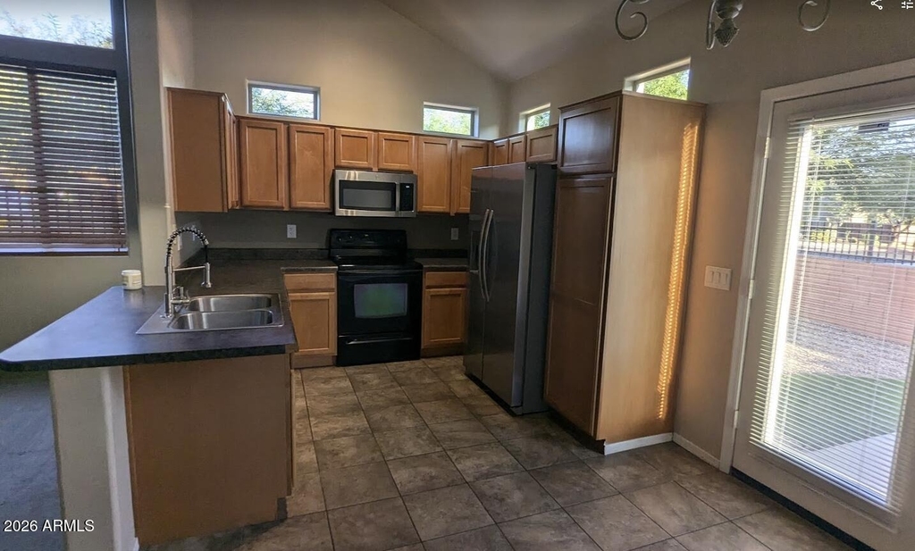 9857 E Empress Avenue - Photo 2