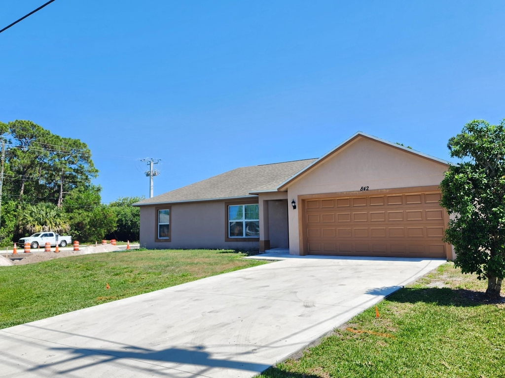 842 Se Walters Terrace - Photo 0