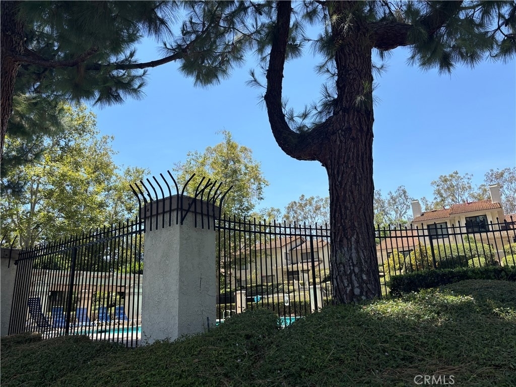 957 Creekside Drive - Photo 4