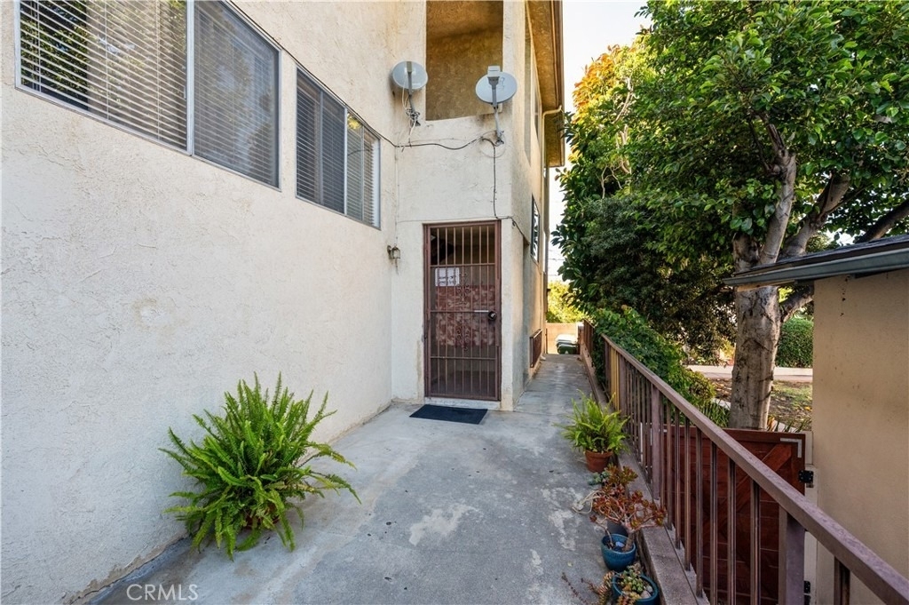 972 W 14th - Photo 1
