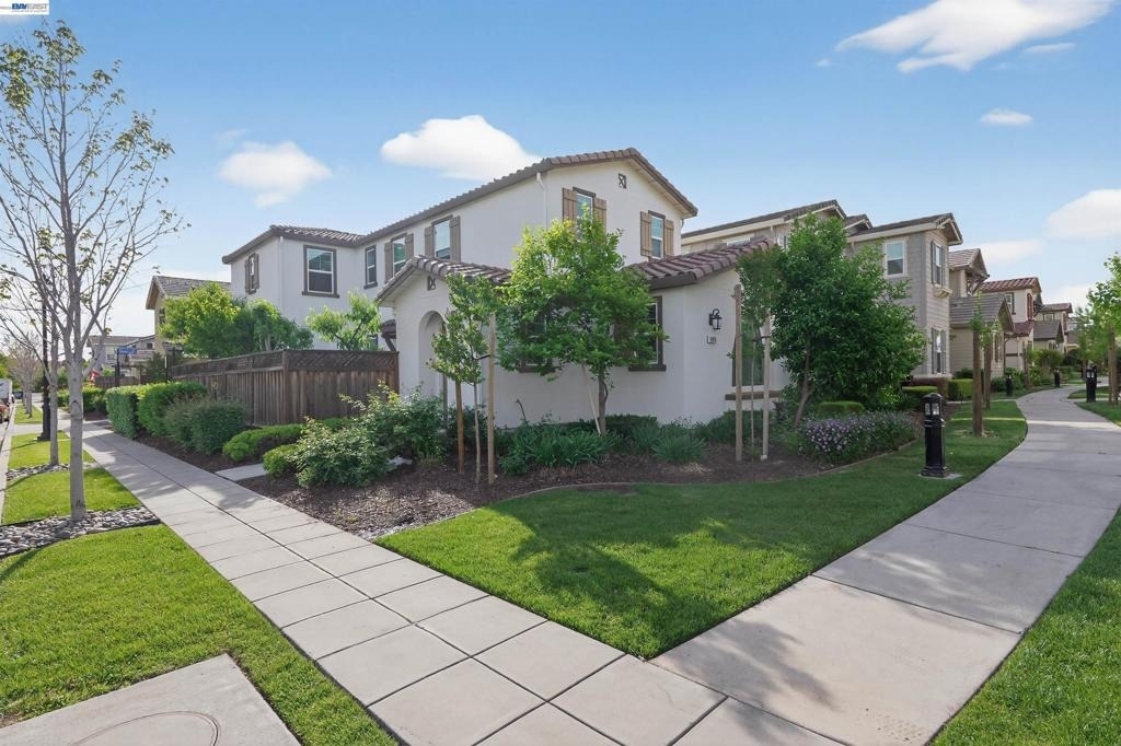 1005 S Fowler Ln - Photo 0