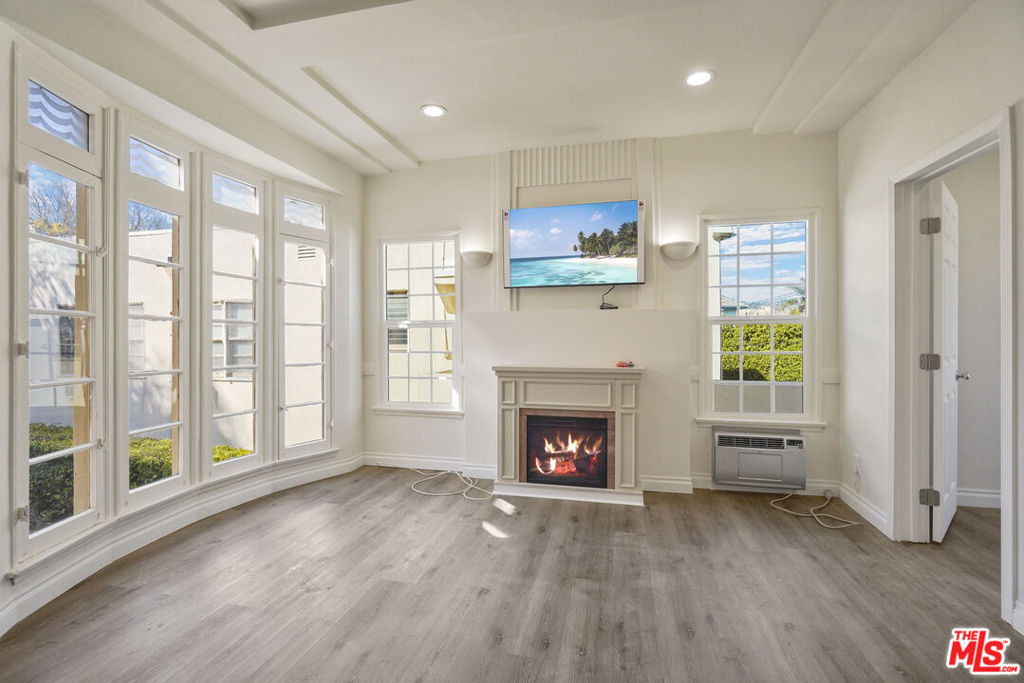 228 S Reeves Drive - Photo 1