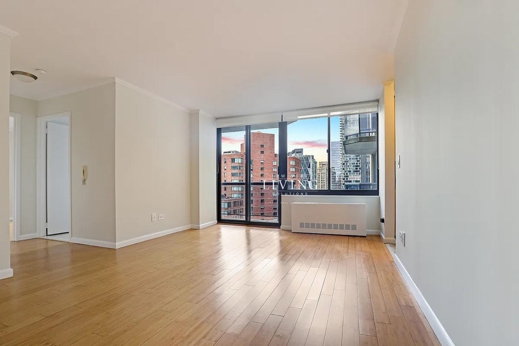 Balcony 48th St - Photo 1
