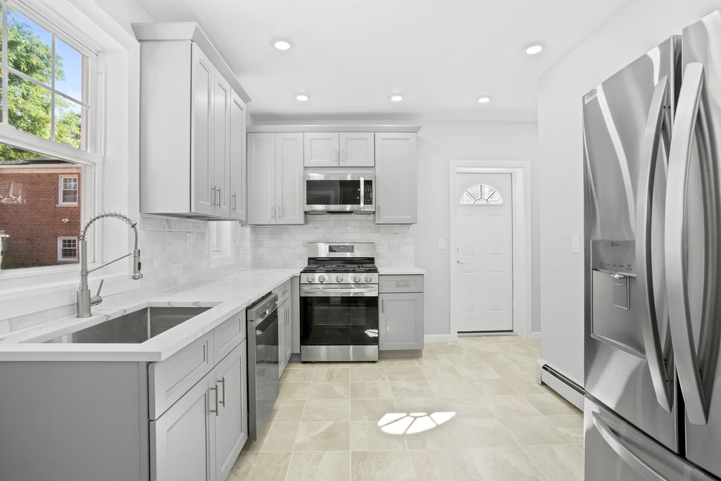 6158 Liebig Ave - Photo 3