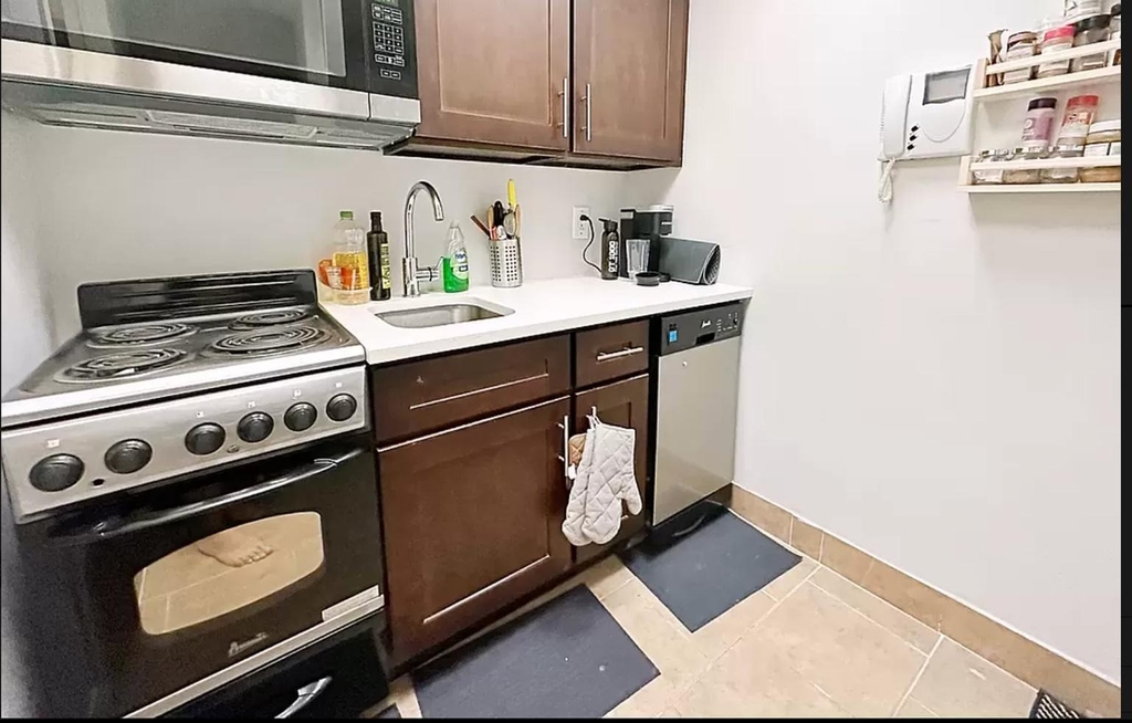 333 W 43rd Street - Photo 5