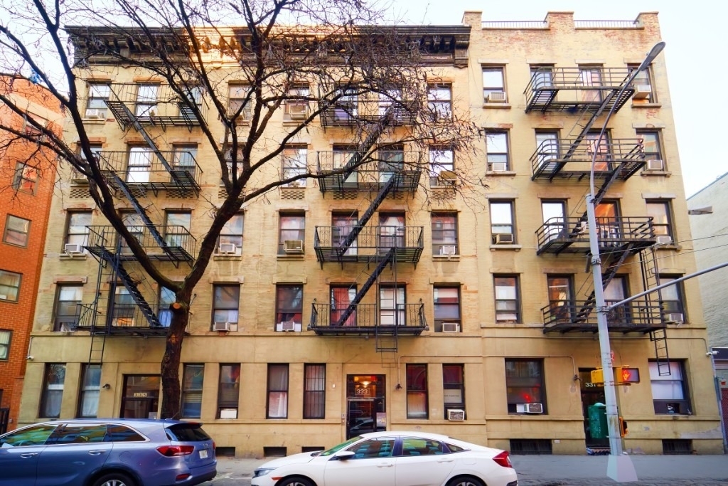 333 W 43rd Street - Photo 7