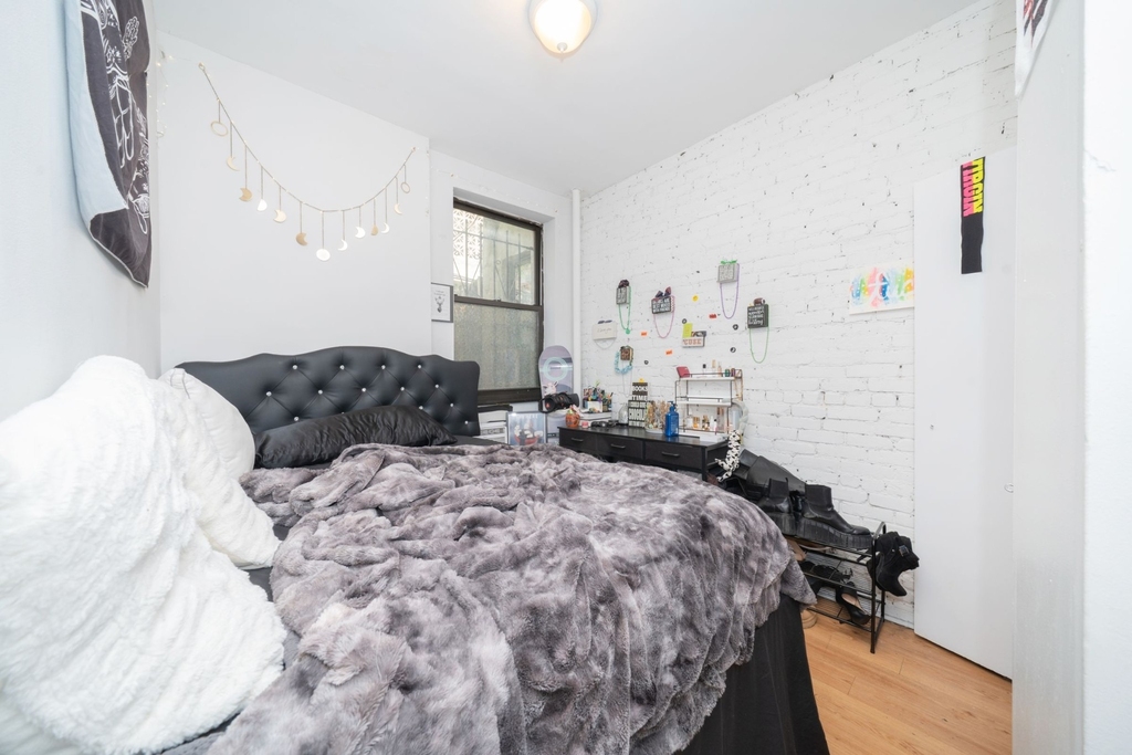 333 W 43rd Street - Photo 10