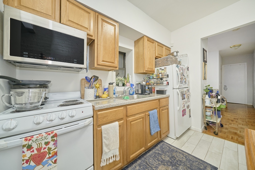 335 W 43rd Street - Photo 6