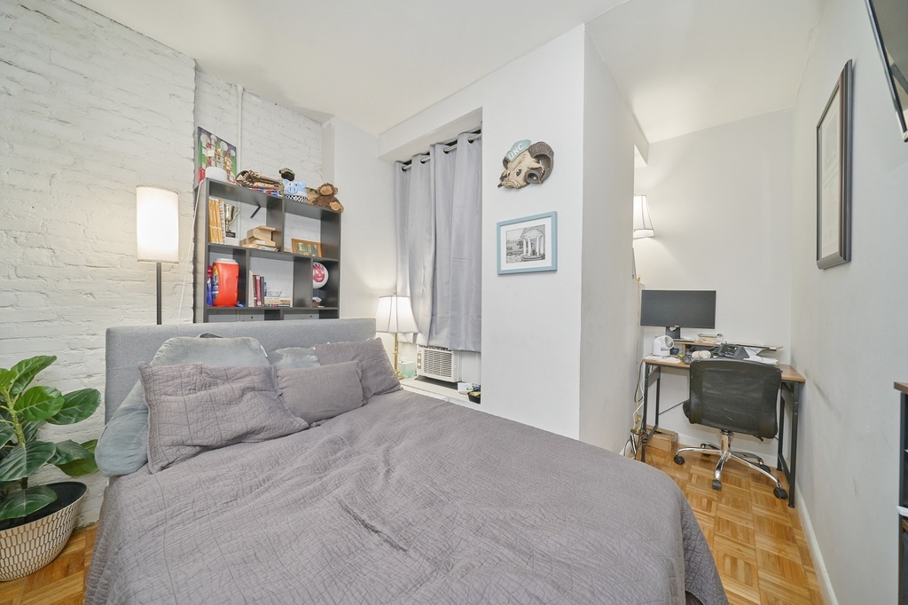 335 W 43rd Street - Photo 4