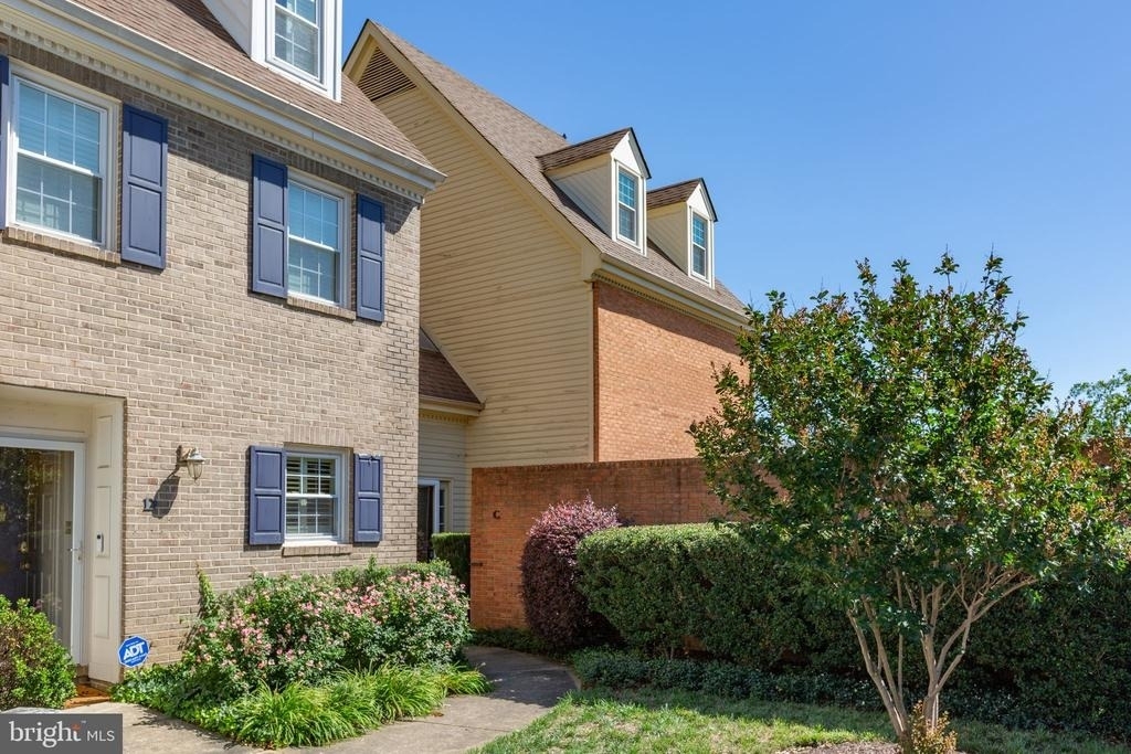 1011 Charles Street - Photo 56