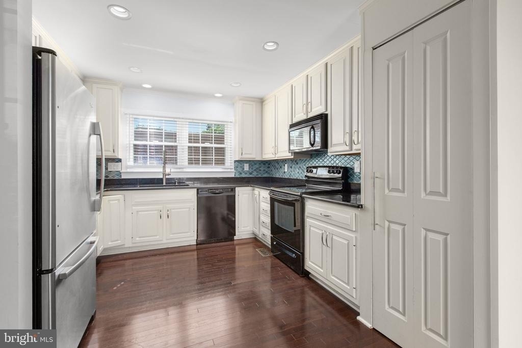 1011 Charles Street - Photo 1