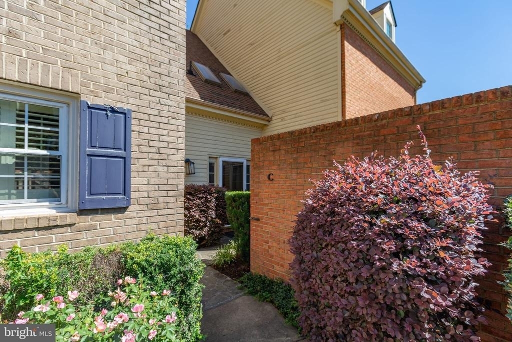 1011 Charles Street - Photo 55
