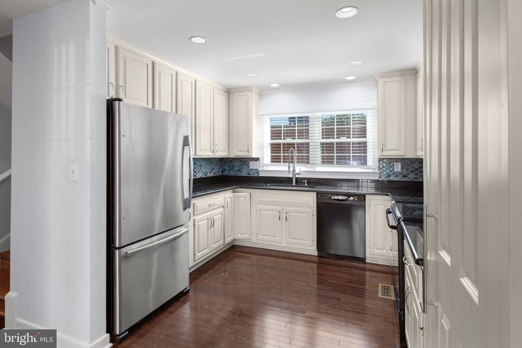1011 Charles Street - Photo 10