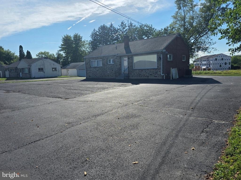 513 W Butler Avenue - Photo 9