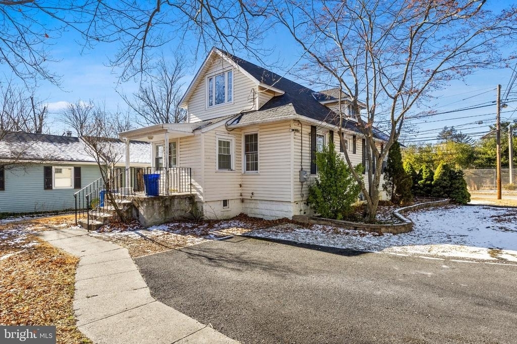 311 Railroad Boulevard - Photo 0
