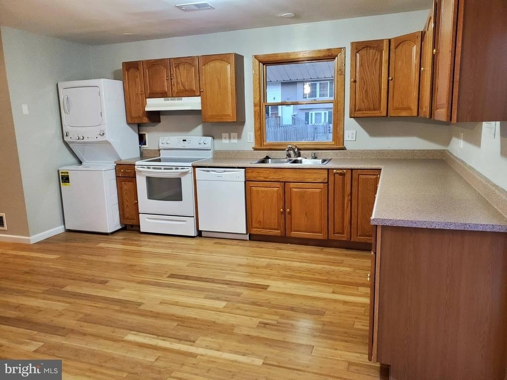 1321 Greyswood Road - Photo 4
