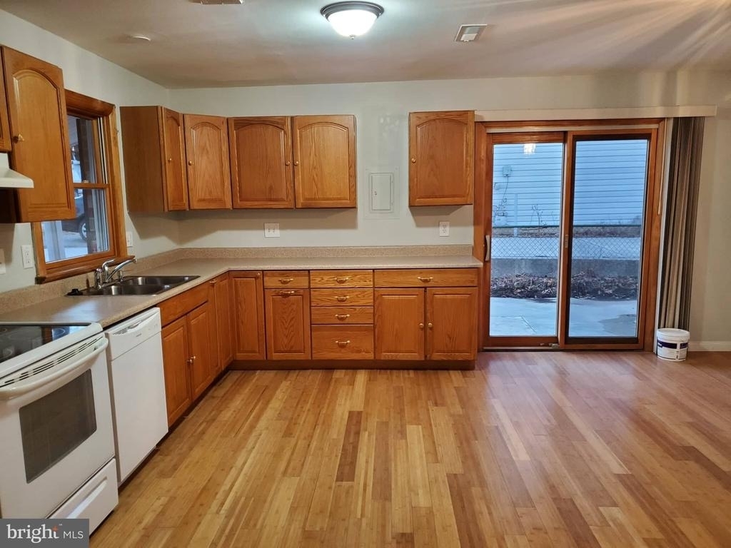 1321 Greyswood Road - Photo 3