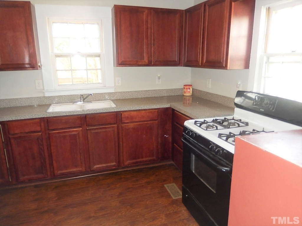 1015 Oberlin Road - Photo 6