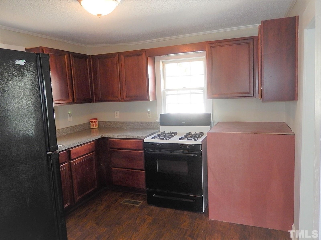 1015 Oberlin Road - Photo 4