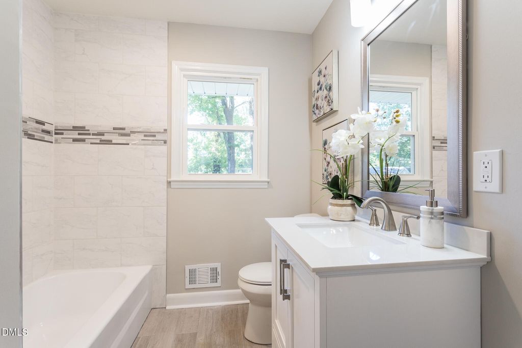 204 W Johnson Street - Photo 13